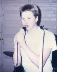 Angefangen hab ich 1990 als Sänger bei State of Art (Punk, Independent und Cover-Rock) in Wolfenbüttel und das war gar nicht mal schlecht. Ich hab schon als 6-jähriger komplexe Songs ton- und stimmsicher singen können (Vorsingen in der Schule)