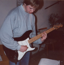 1992 habe ich angefangen Gitarre zu lernen, weil uns eine Gitarre in der Band zu wenig war. Mein Talent dazu war 5x geringer als zum Singen. Nach 3 Monaten konnte ich gerade mal Powerakkorde in einer Lage mühsam greifen/verschieben.